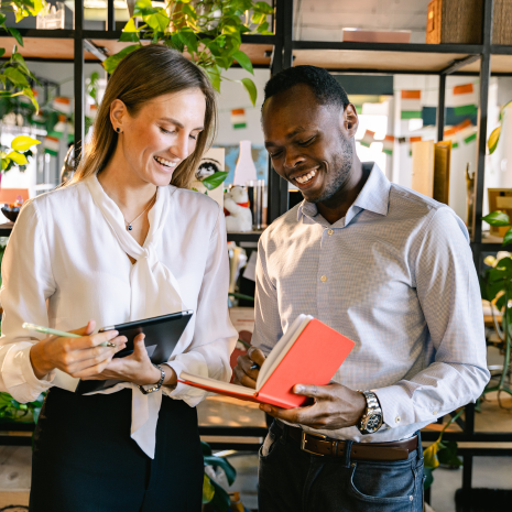 employees-chatting